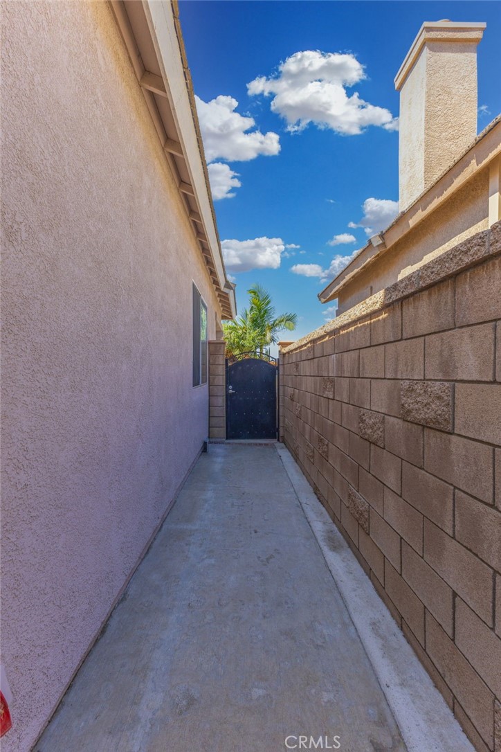 https://media.crmls.org/medias/20aa1898-d168-4f96-8fe8-de9987b60117.jpg?preset=X-Large