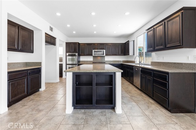 14261 Settlers Ridge Court, Eastvale CA: https://media.crmls.org/medias/20aba059-2935-4f62-a3d1-712505b01512.jpg