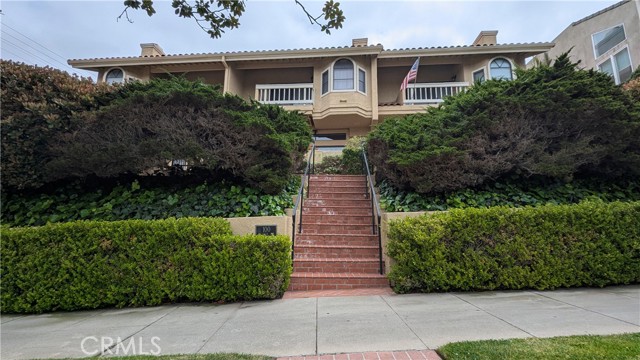 Detail Gallery Image 1 of 22 For 100 S Lucia Ave #1,  Redondo Beach,  CA 90277 - 3 Beds | 3 Baths