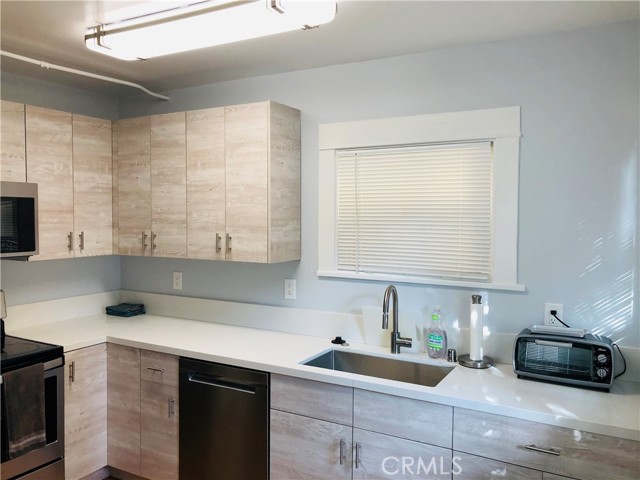 Detail Gallery Image 1 of 22 For 3925 E. 3rd St. Ave, Long Beach,  CA 90814 - 2 Beds | 1 Baths