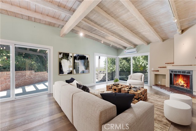 Detail Gallery Image 6 of 30 For 11441 Decente Dr, Studio City,  CA 91604 - 2 Beds | 2 Baths