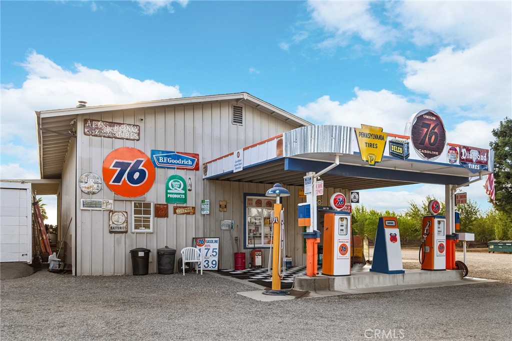 https://media.crmls.org/medias/20b01379-a9bd-46d4-83d4-7fc53c47f380.jpg?preset=X-Large