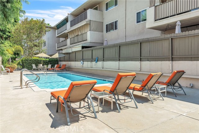 330 W California Boulevard, Pasadena CA: https://media.crmls.org/medias/20b0a12d-2b5a-4972-93b9-d48c31b15393.jpg