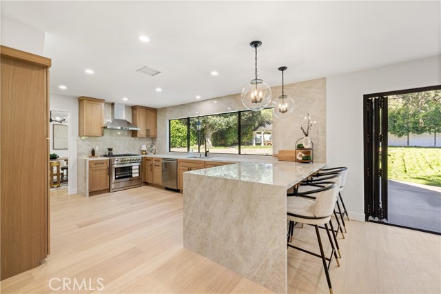 Detail Gallery Image 3 of 46 For 5340 Edgeware Dr, Calabasas,  CA 91301 - 5 Beds | 3 Baths