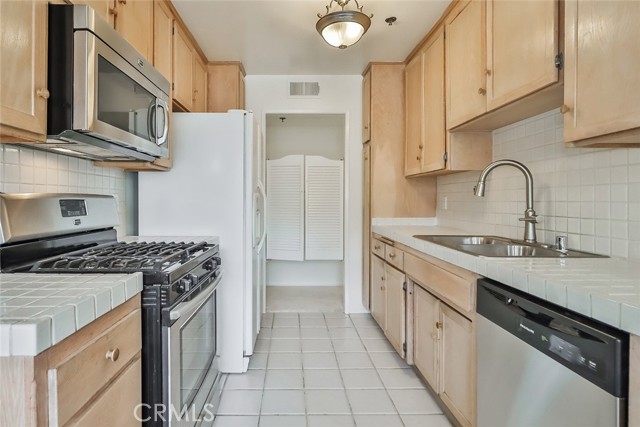 Detail Gallery Image 15 of 40 For 1731 Barry Ave #201,  Los Angeles,  CA 90025 - 2 Beds | 2 Baths