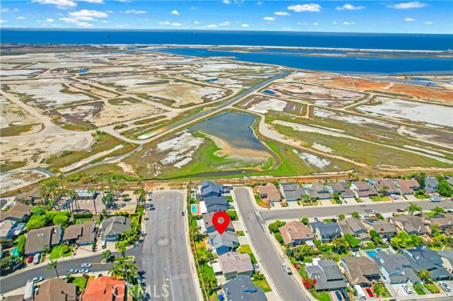 18202 Foss Lane, Huntington Beach CA: https://media.crmls.org/medias/20b65cb9-5028-4ff6-83e3-c53c55a4050d.jpg