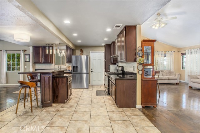 Detail Gallery Image 7 of 46 For 11425 Bryant St, Yucaipa,  CA 92399 - 4 Beds | 4 Baths