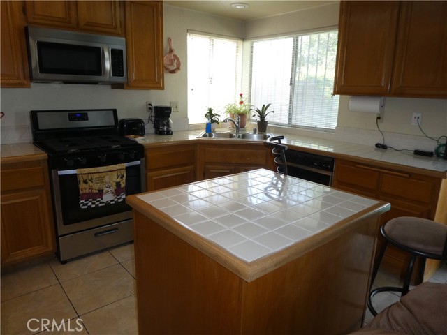 Detail Gallery Image 4 of 12 For 15630 Coleen St, Fontana,  CA 92337 - 4 Beds | 2/1 Baths