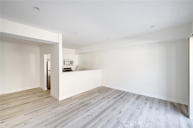 Detail Gallery Image 4 of 19 For 14526 Hartland St #306,  Van Nuys,  CA 91405 - 2 Beds | 2 Baths