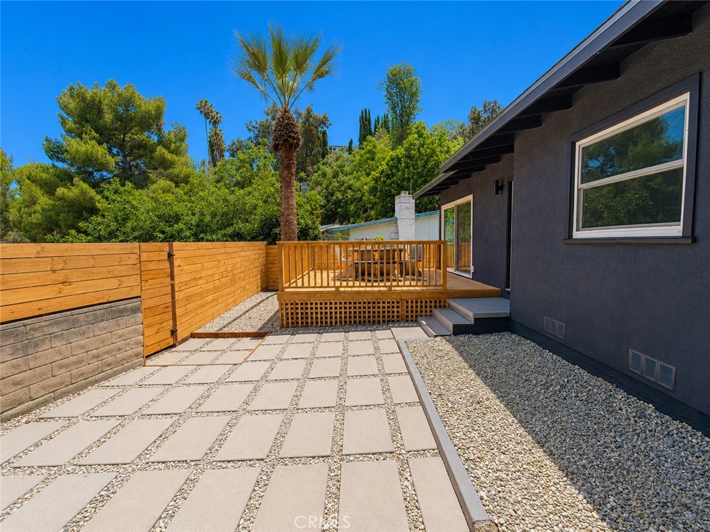 https://media.crmls.org/medias/20ba494e-32fd-46ee-8628-3785e6325c23.jpg?preset=X-Large