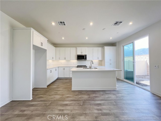 Detail Gallery Image 5 of 31 For 16068 Olivas Ln, Fontana,  CA 92336 - 4 Beds | 2/1 Baths
