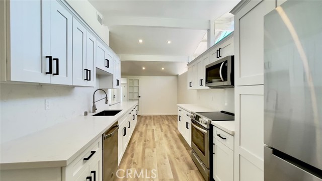 Detail Gallery Image 13 of 31 For 8742 Quakertown Ave, Northridge,  CA 91324 - 4 Beds | 2 Baths