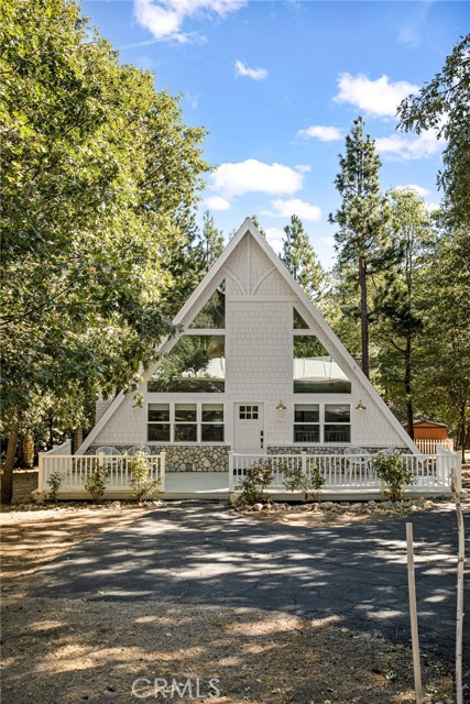 Detail Gallery Image 1 of 1 For 987 Tirol Ln, Lake Arrowhead,  CA 92352 - 3 Beds | 2 Baths