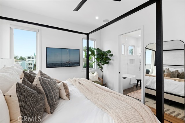 Detail Gallery Image 13 of 26 For 611 .5 Jasmine Ave, Corona Del Mar,  CA 92625 - 2 Beds | 2/1 Baths
