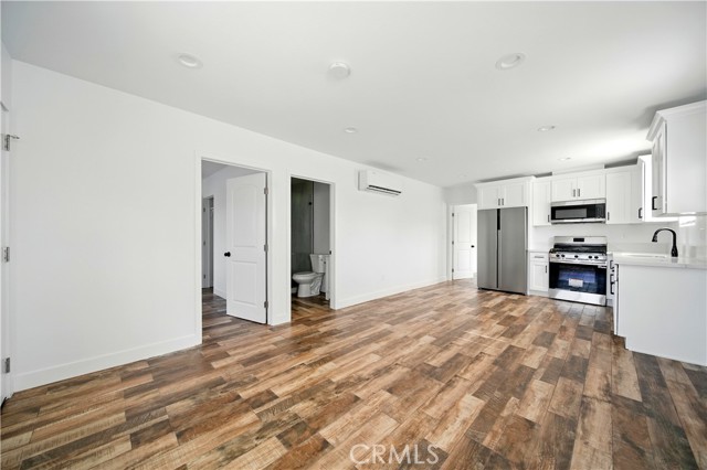 Detail Gallery Image 3 of 17 For 523 78th St, Los Angeles,  CA 90044 - 2 Beds | 1 Baths
