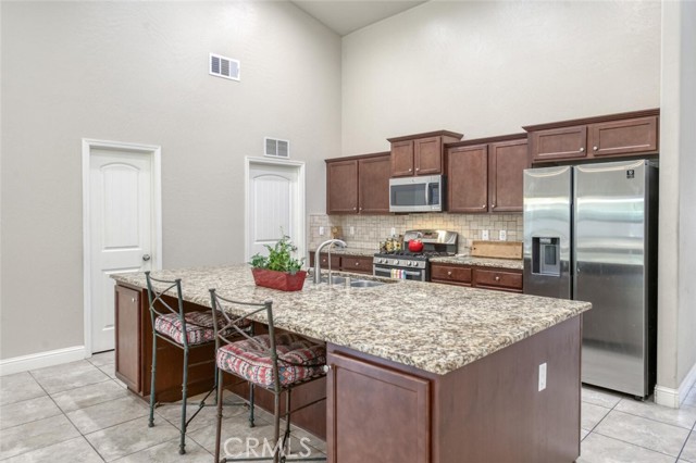Detail Gallery Image 7 of 33 For 6808 W Lucas Dr, Fresno,  CA 93722 - 3 Beds | 2 Baths