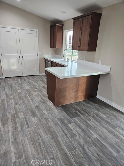 Detail Gallery Image 4 of 13 For 20495 Zuni Rd, Apple Valley,  CA 92307 - 4 Beds | 2 Baths