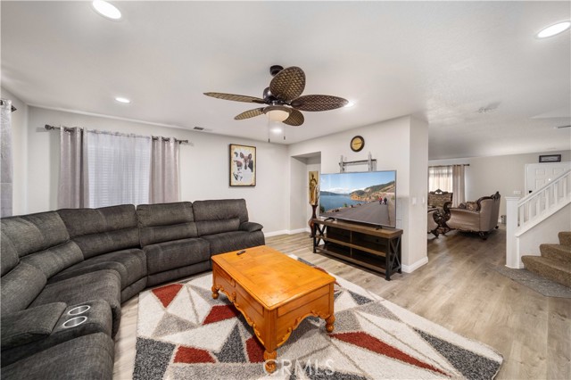 Detail Gallery Image 7 of 28 For 38661 Annette Ave, Palmdale,  CA 93551 - 5 Beds | 2/1 Baths