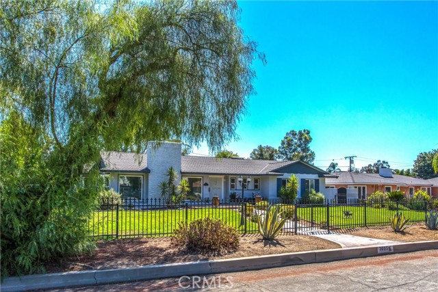 Detail Gallery Image 2 of 22 For 3095 Pepper Tree Ln, San Bernardino,  CA 92404 - 3 Beds | 2/1 Baths