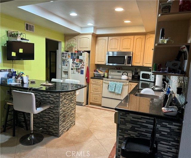 Detail Gallery Image 6 of 22 For 10065 Larwin Ave #7,  Chatsworth,  CA 91311 - 3 Beds | 2 Baths