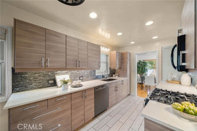 Detail Gallery Image 11 of 24 For 2027 E Appleton #1,  Long Beach,  CA 90803 - 2 Beds | 2 Baths