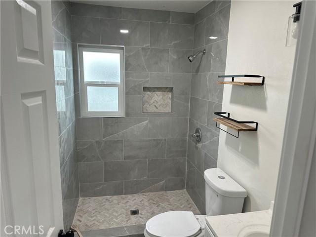 Detail Gallery Image 3 of 11 For 2161 Myrtle Ave, Long Beach,  CA 90806 - 4 Beds | 2 Baths