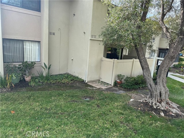 Detail Gallery Image 2 of 28 For 13602 La Jolla Cir #B,  La Mirada,  CA 90638 - 2 Beds | 2 Baths