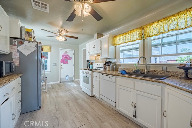 Detail Gallery Image 14 of 34 For 2415 E Childs Ave, Merced,  CA 95341 - 5 Beds | 2 Baths
