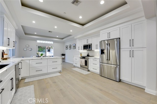 22237 Buena Ventura Street, Woodland Hills CA: https://media.crmls.org/medias/20de0273-8814-474a-b9b8-f5180bfeb39c.jpg