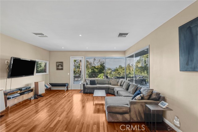 5187 Llano Drive, Woodland Hills CA: https://media.crmls.org/medias/20e2aa28-dd07-410f-bf9d-c5171d3c1528.jpg