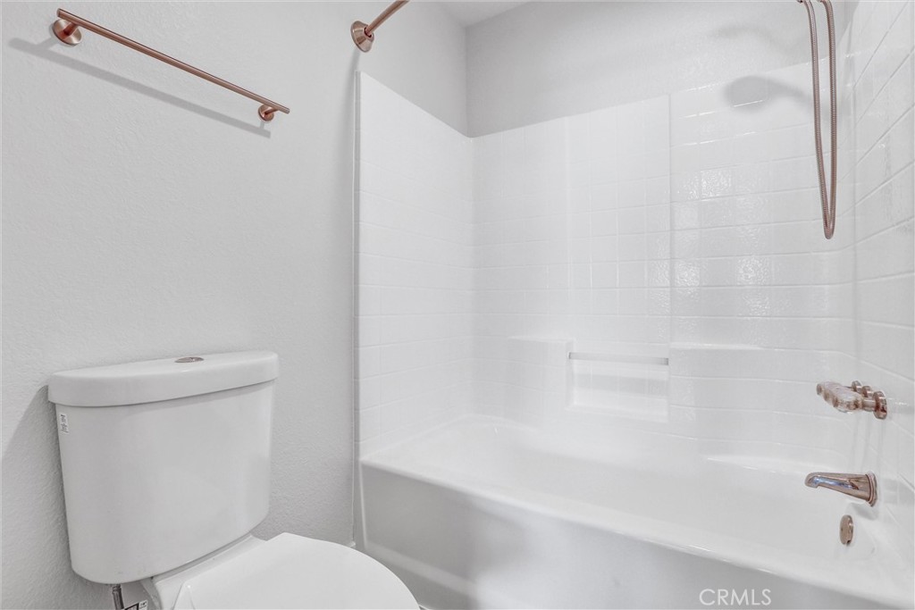 https://media.crmls.org/medias/20e40d5e-d3e1-4d17-8d3b-40c2c218942b.jpg?preset=X-Large