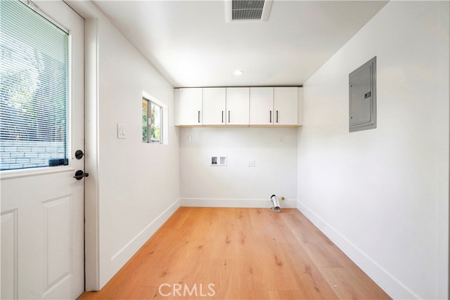 Detail Gallery Image 17 of 55 For 18324 Sylvan St, Tarzana,  CA 91335 - 4 Beds | 2 Baths