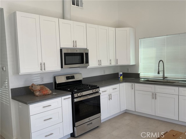 Detail Gallery Image 2 of 13 For 17371 Queens Ln #105,  Huntington Beach,  CA 92647 - 3 Beds | 2 Baths