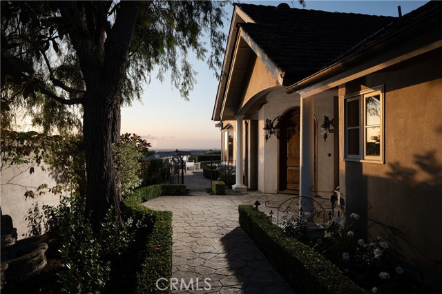 Detail Gallery Image 2 of 54 For 2001 Yacht Resolute, Newport Beach,  CA 92660 - 3 Beds | 2/1 Baths