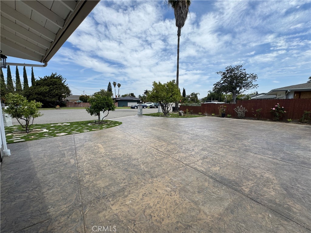 https://media.crmls.org/medias/20e8b1a0-1481-4e38-814a-0267000d37bd.jpg?preset=X-Large