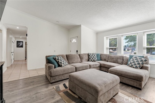 Detail Gallery Image 4 of 26 For 43019 Cromley Ct, Lancaster,  CA 93534 - 3 Beds | 2 Baths