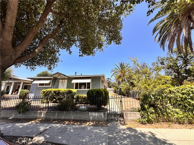 215 E Walnut Avenue, Monrovia CA: https://media.crmls.org/medias/20edfd64-4a86-40ec-b8bc-c10ed62c1d9d.jpg