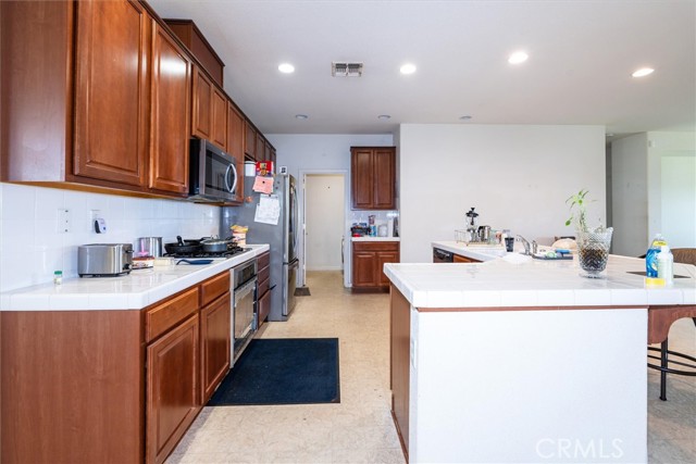 Detail Gallery Image 13 of 25 For 5348 E Tower Ave, Fresno,  CA 93725 - 4 Beds | 2/1 Baths