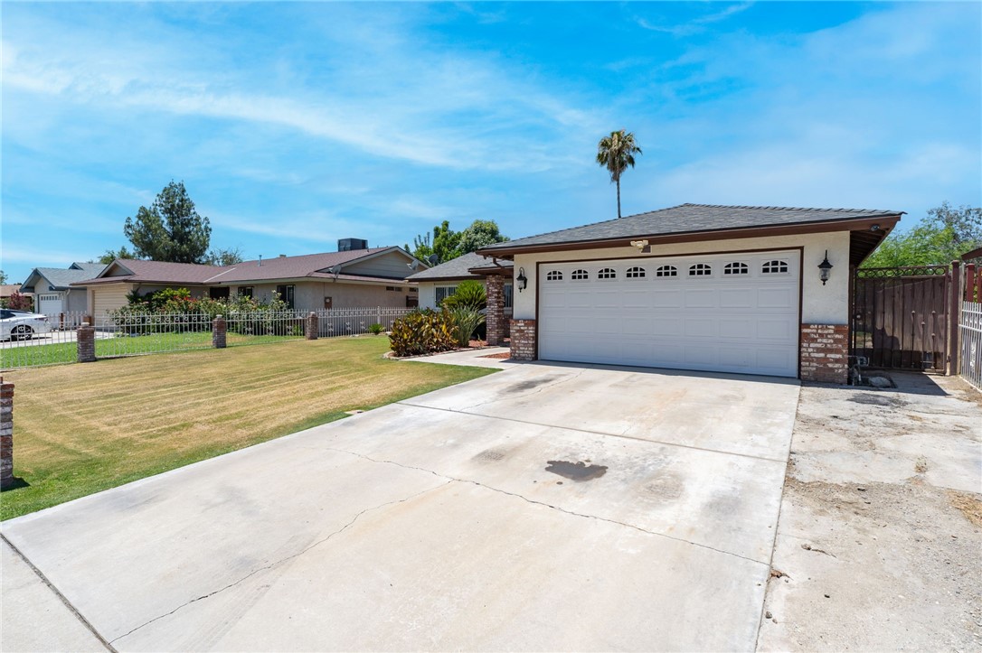 Detail Gallery Image 3 of 32 For 5805 Lisa Ct, Bakersfield,  CA 93304 - 3 Beds | 2 Baths