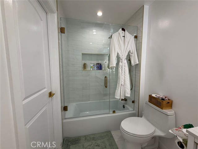 Detail Gallery Image 21 of 27 For 22139 Burbank, Woodland Hills,  CA 91367 - 2 Beds | 2 Baths