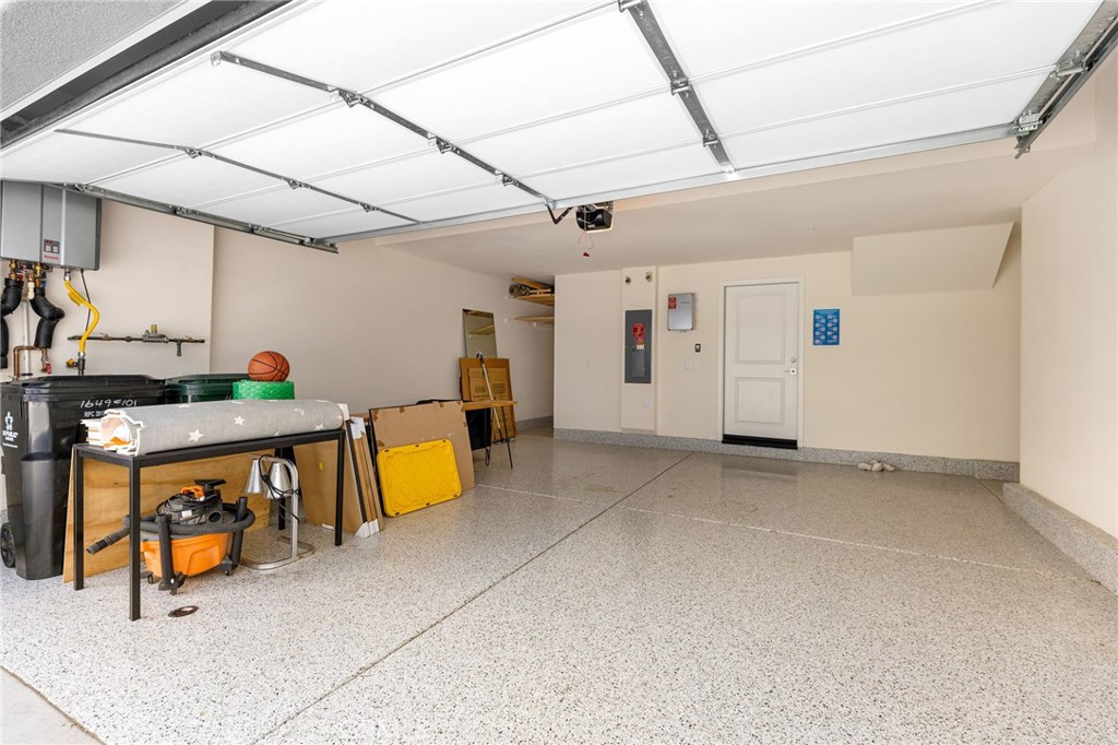 https://media.crmls.org/medias/20f9de7c-a559-462a-8149-a09afbb4a05a.jpg?preset=X-Large