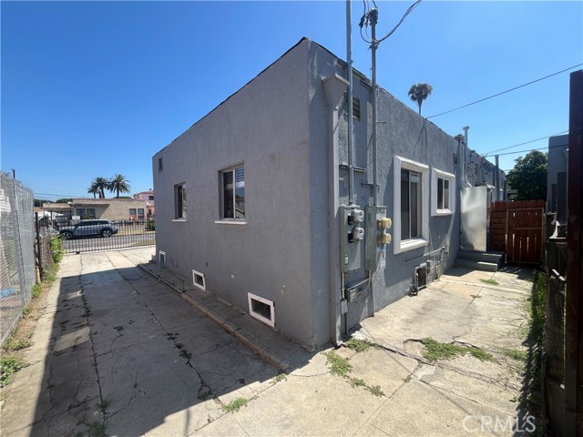 1702 W 60th Street, Los Angeles CA: https://media.crmls.org/medias/20fe69b5-c051-44b2-ae8c-45d08610ca62.jpg