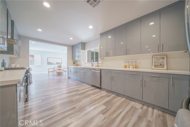 Detail Gallery Image 23 of 57 For 22046 Kinzie St, Chatsworth,  CA 91311 - 3 Beds | 3 Baths