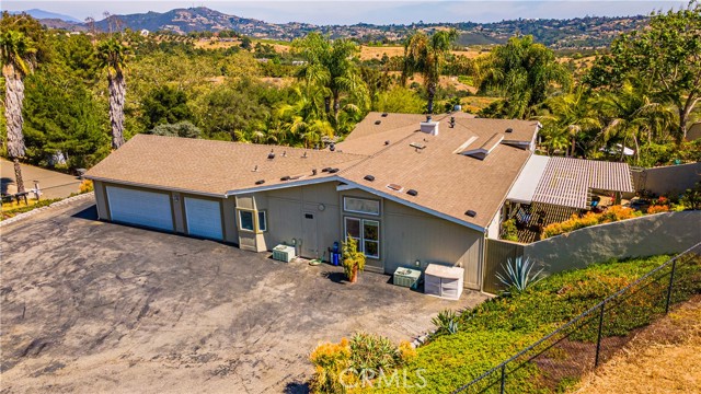 40468 Rock Mountain Drive, Fallbrook CA: https://media.crmls.org/medias/2100dbc1-1768-4ddd-beca-f84b5045553c.jpg