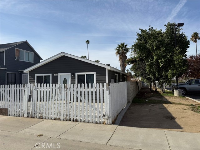 Detail Gallery Image 1 of 9 For 3879 Eucalyptus, Riverside,  CA 92507 - 2 Beds | 2 Baths