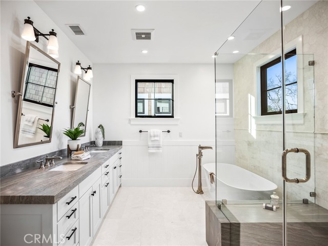 Detail Gallery Image 6 of 9 For 379 La Perle Place, Costa Mesa,  CA 92627 - 4 Beds | 3/1 Baths