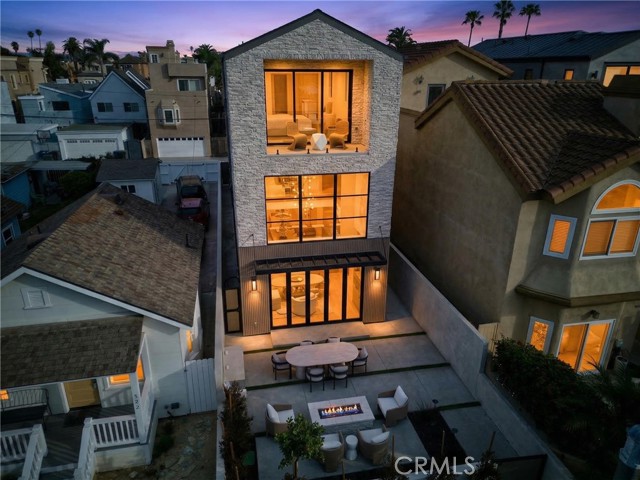Detail Gallery Image 3 of 58 For 520 11th St, Huntington Beach,  CA 92648 - 3 Beds | 3/1 Baths
