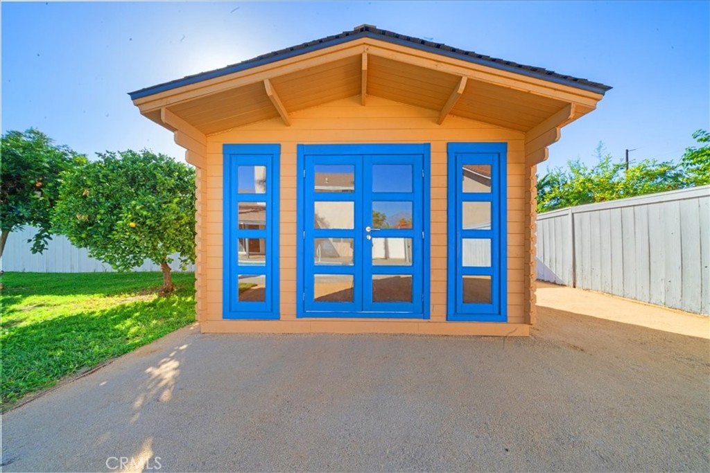 https://media.crmls.org/medias/2105fe76-209c-4cf7-a212-247ef67e4081.jpg?preset=X-Large