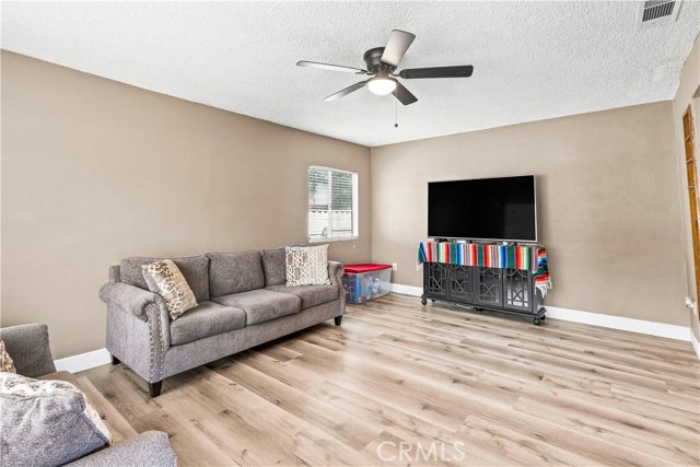 Detail Gallery Image 2 of 33 For 385 E. 17th St., San Bernardino,  CA 92404 - 3 Beds | 1 Baths