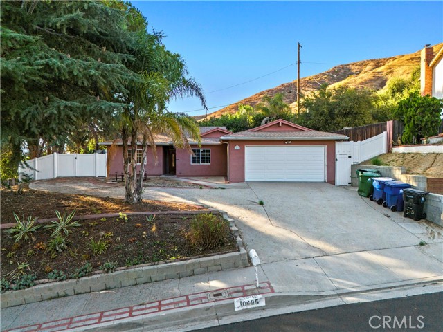10685 Ledeen Drive, Lakeview Terrace CA: https://media.crmls.org/medias/210ba35c-afe1-449f-ab14-bf5cf478279f.jpg